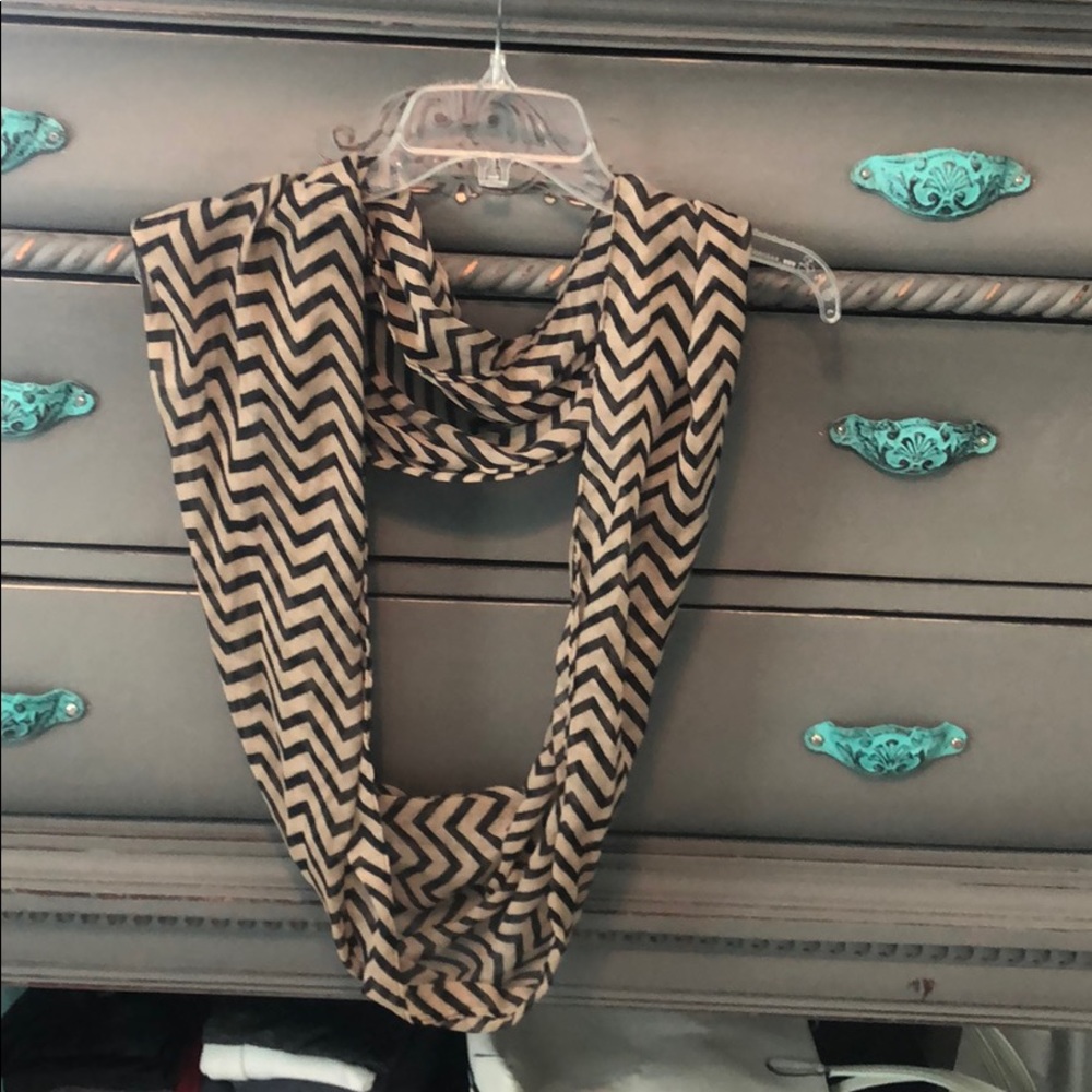 Trendy chevron stripe scarf!